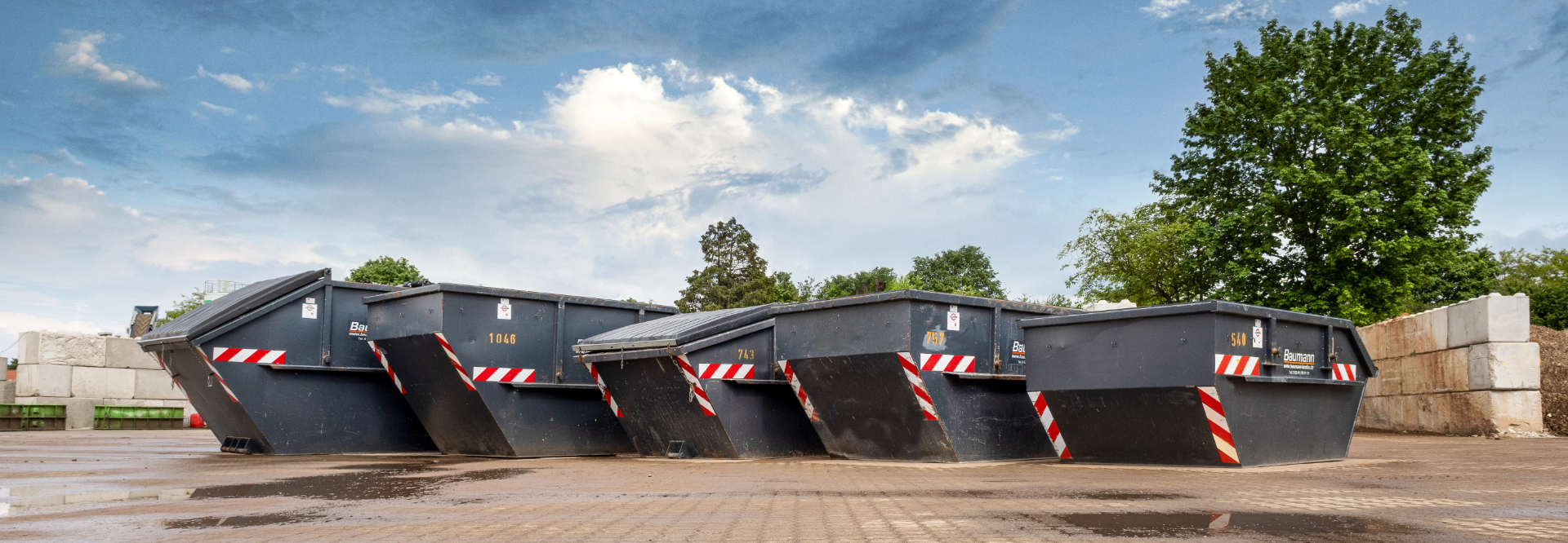 Absetzcontainer auf dem Hof unseres Containerdienstes in Landau