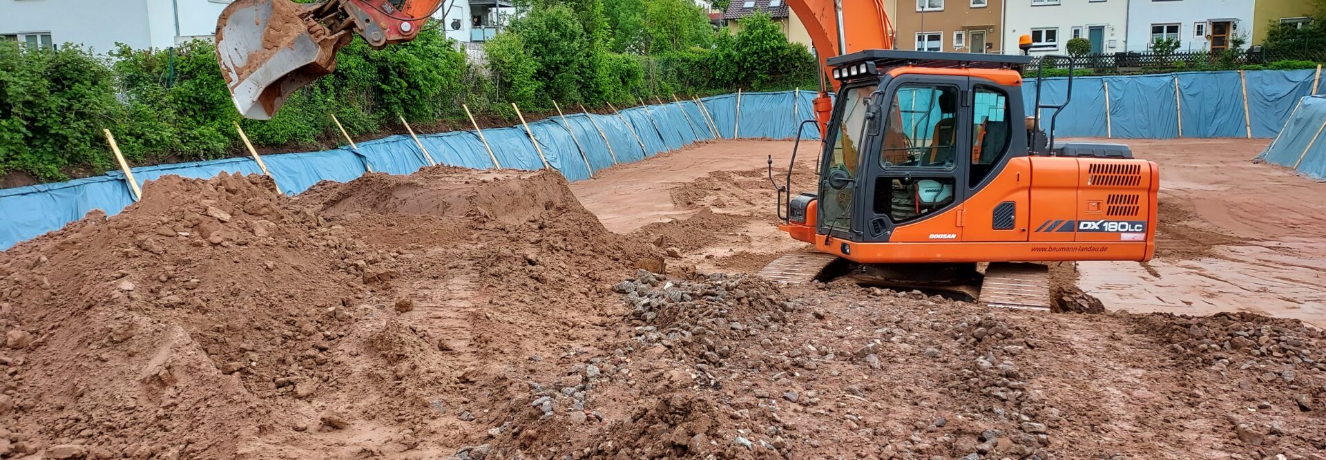 Die Baumann Projekt GmbH unterstützt mit einem bagger bei Erdarbeiten für ein Fundament