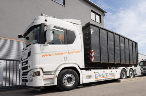 Ein LKW mit Hakenlift auf unserem Hof in Landau